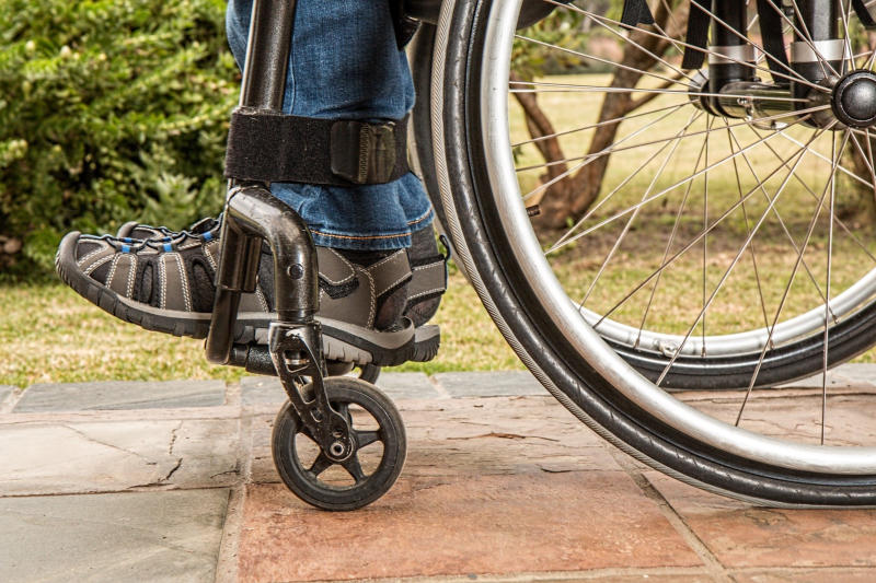 Teilansicht der Räder eines Rollstuhls