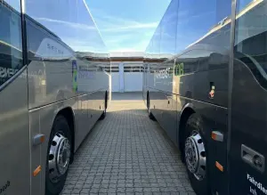Link vergrößert das Bild: Unsere Fahrzeuge: Busgröße 1 und 2 (Außenansicht)