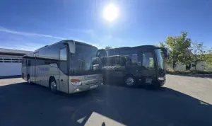 Link vergrößert das Bild: Unsere Fahrzeuge: Busgröße 1 und 2 (Außenansicht Front & Seite)