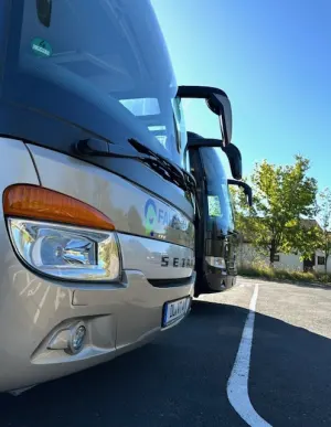 Link vergrößert das Bild: Unsere Fahrzeuge: Busgröße 1 (Außenansicht Front)