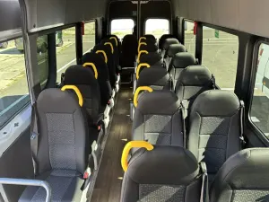 Link vergrößert das Bild: Unsere Fahrzeuge: Busgröße 3 (Sprinter von innen)